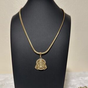 Elegant Gold Pendant Necklace